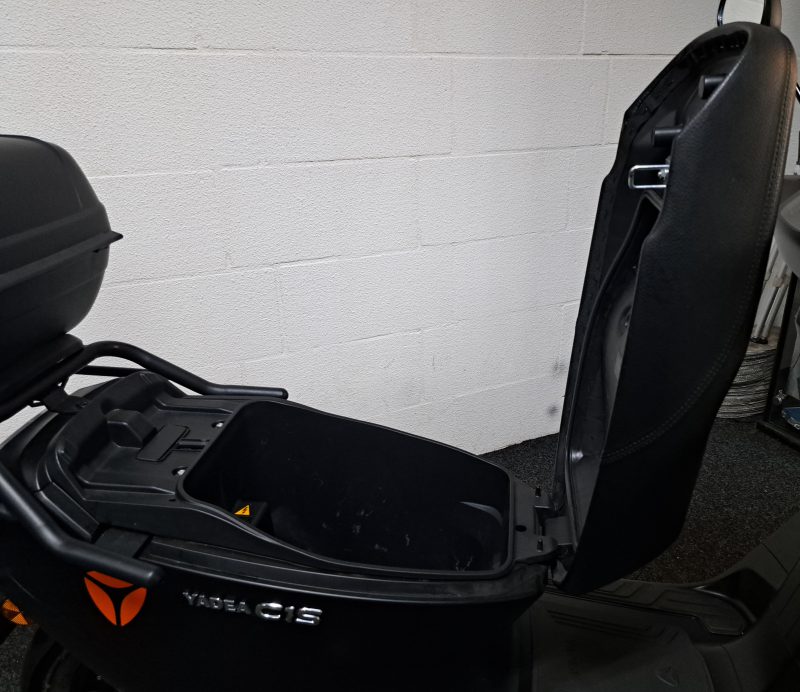 Yadea C1S mat zwarte elektrische bromscooter - Afbeelding 12