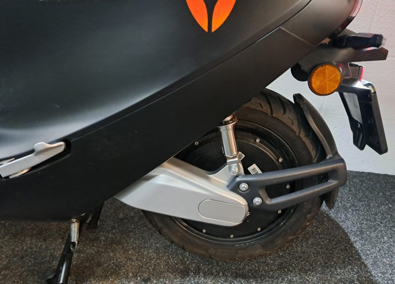 Yadea C1S mat zwarte elektrische bromscooter - Afbeelding 3