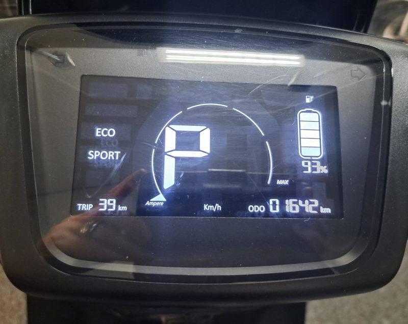 Yadea C1S mat zwarte elektrische bromscooter - Afbeelding 4