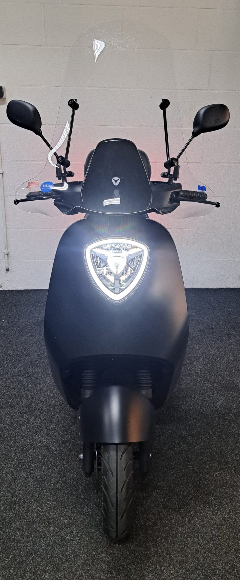 Yadea C1S mat zwarte elektrische bromscooter - Afbeelding 5