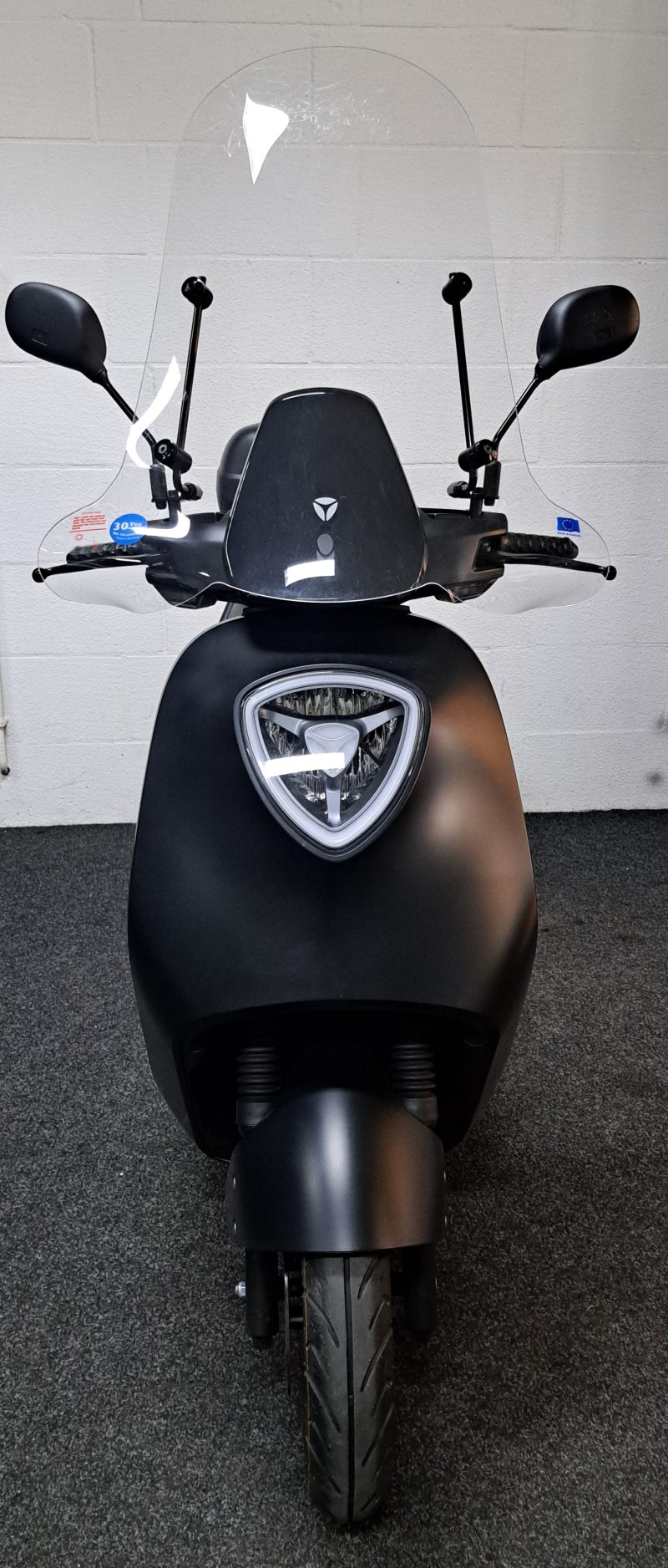 Yadea C1S mat zwarte elektrische bromscooter - Afbeelding 6