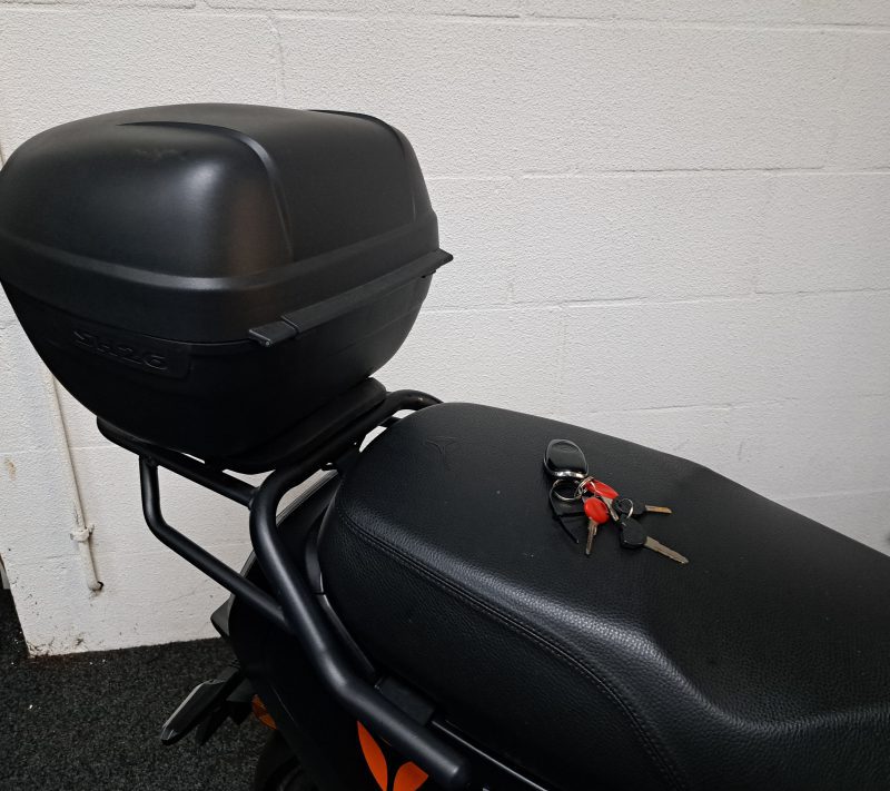 Yadea C1S mat zwarte elektrische bromscooter - Afbeelding 7
