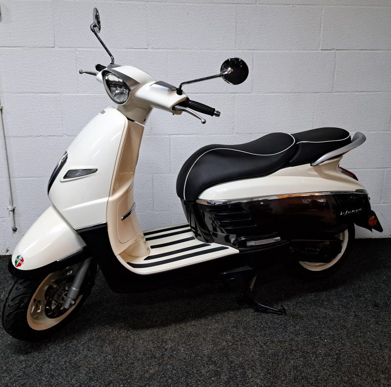 Peugeot Django bromscooter crème kleurig