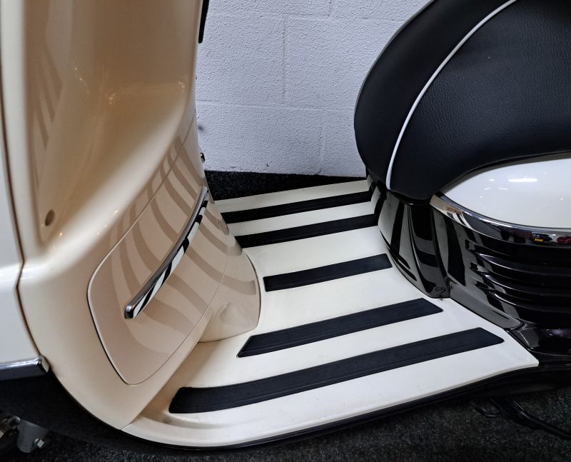 Peugeot Django bromscooter crème kleurig - Afbeelding 3