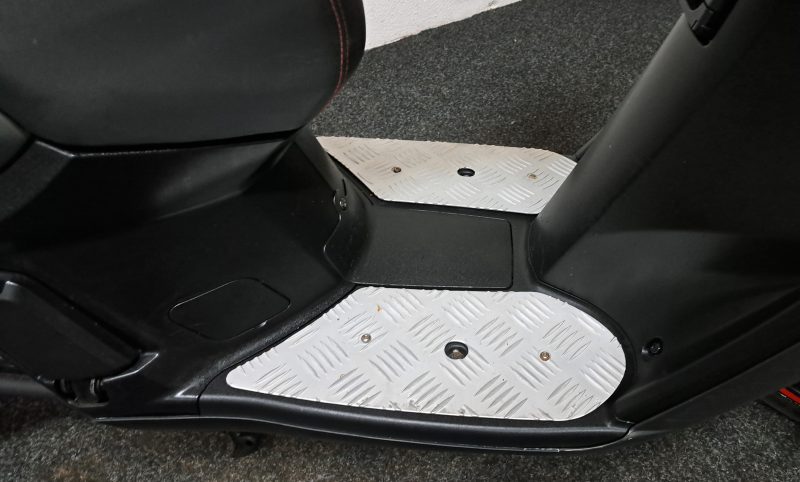 Mat grijze Peugeot Kisbee bromscooter - Afbeelding 10