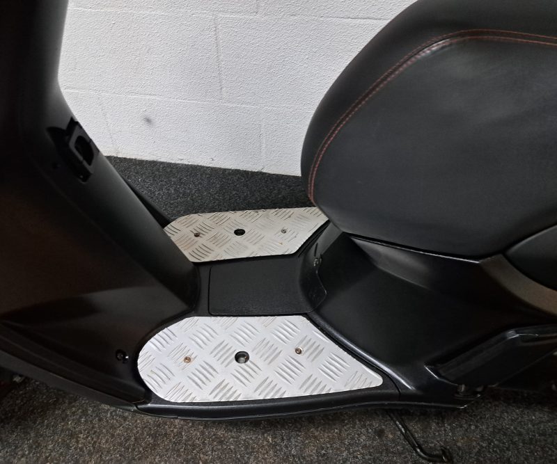 Mat grijze Peugeot Kisbee bromscooter - Afbeelding 3