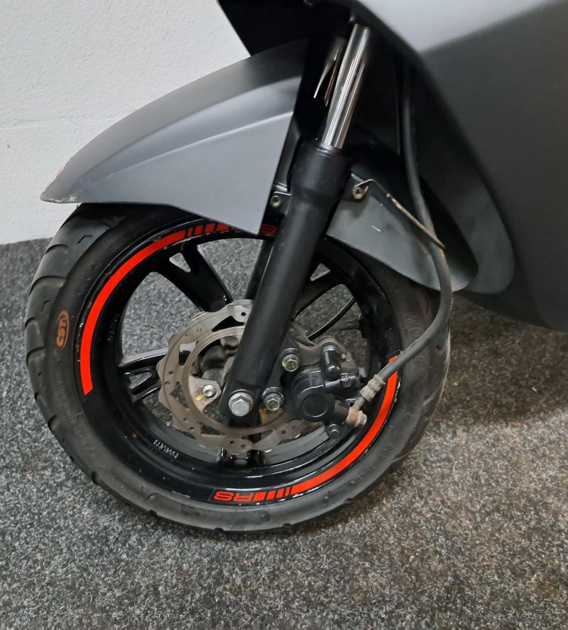 Mat grijze Peugeot Kisbee bromscooter - Afbeelding 4