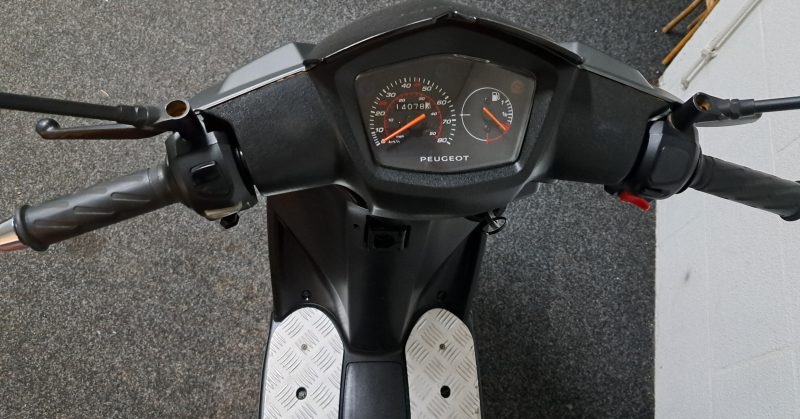 Mat grijze Peugeot Kisbee bromscooter - Afbeelding 5