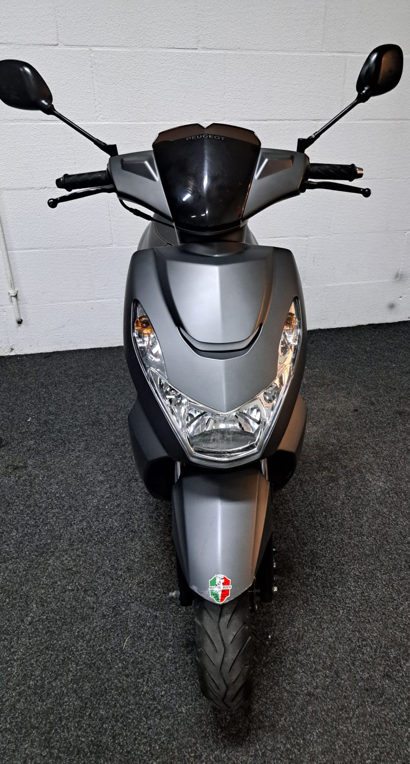 Mat grijze Peugeot Kisbee bromscooter - Afbeelding 7