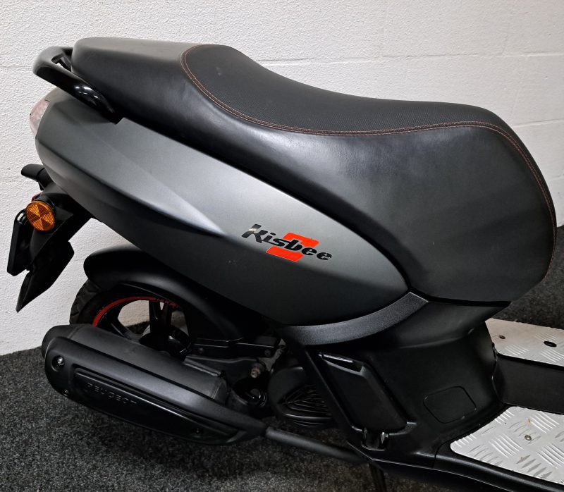 Mat grijze Peugeot Kisbee bromscooter - Afbeelding 9