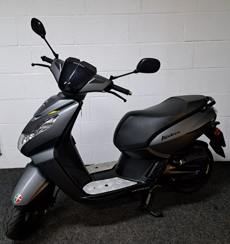 Peugeot Kisbee mat grijze bromscooter