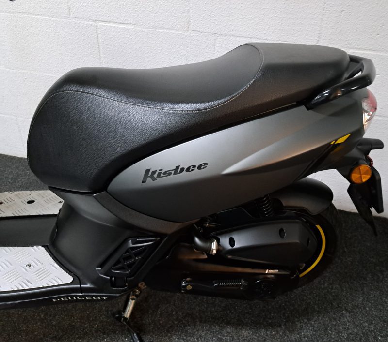 Peugeot Kisbee mat grijze bromscooter - Afbeelding 2
