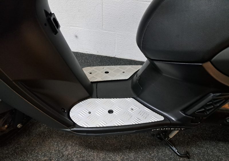 Peugeot Kisbee mat grijze bromscooter - Afbeelding 3
