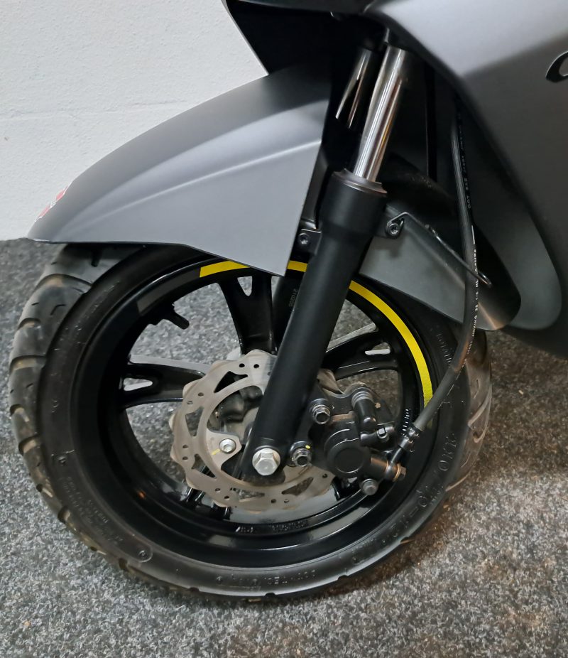 Peugeot Kisbee mat grijze bromscooter - Afbeelding 4