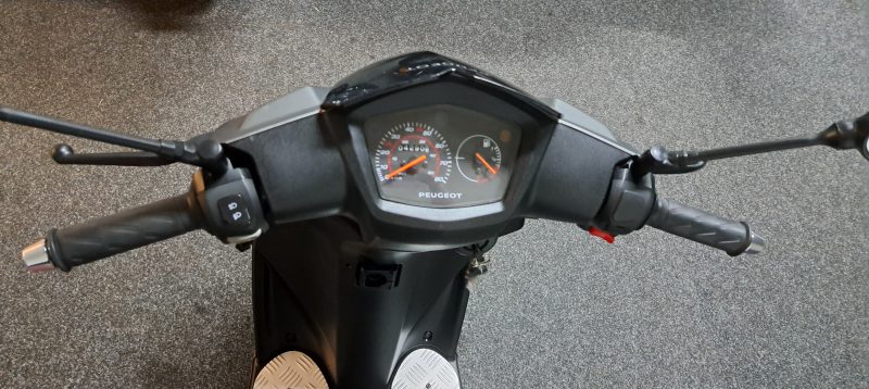 Peugeot Kisbee mat grijze bromscooter - Afbeelding 5