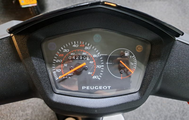 Peugeot Kisbee mat grijze bromscooter - Afbeelding 6