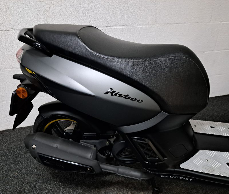 Peugeot Kisbee mat grijze bromscooter - Afbeelding 8