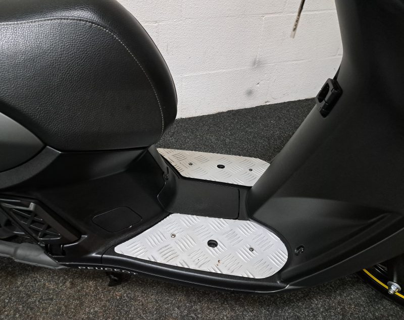 Peugeot Kisbee mat grijze bromscooter - Afbeelding 9