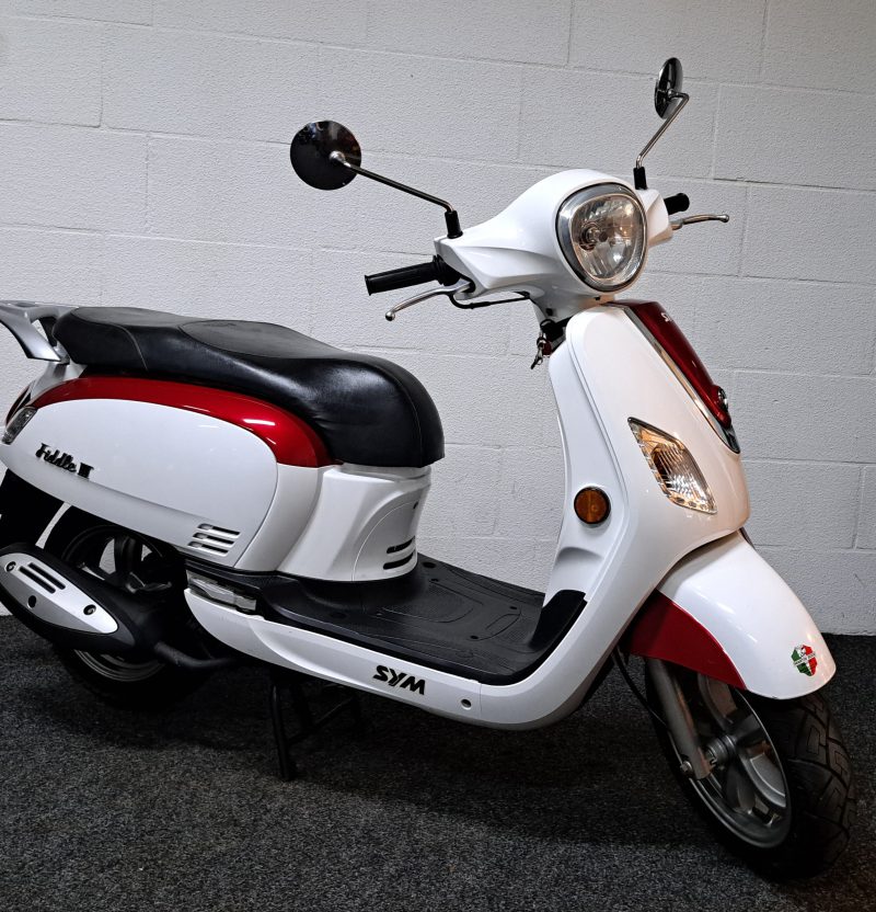 Sym Fiddle III rood/witte bromscooter - Afbeelding 2