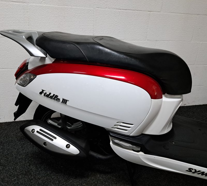Sym Fiddle III rood/witte bromscooter - Afbeelding 3