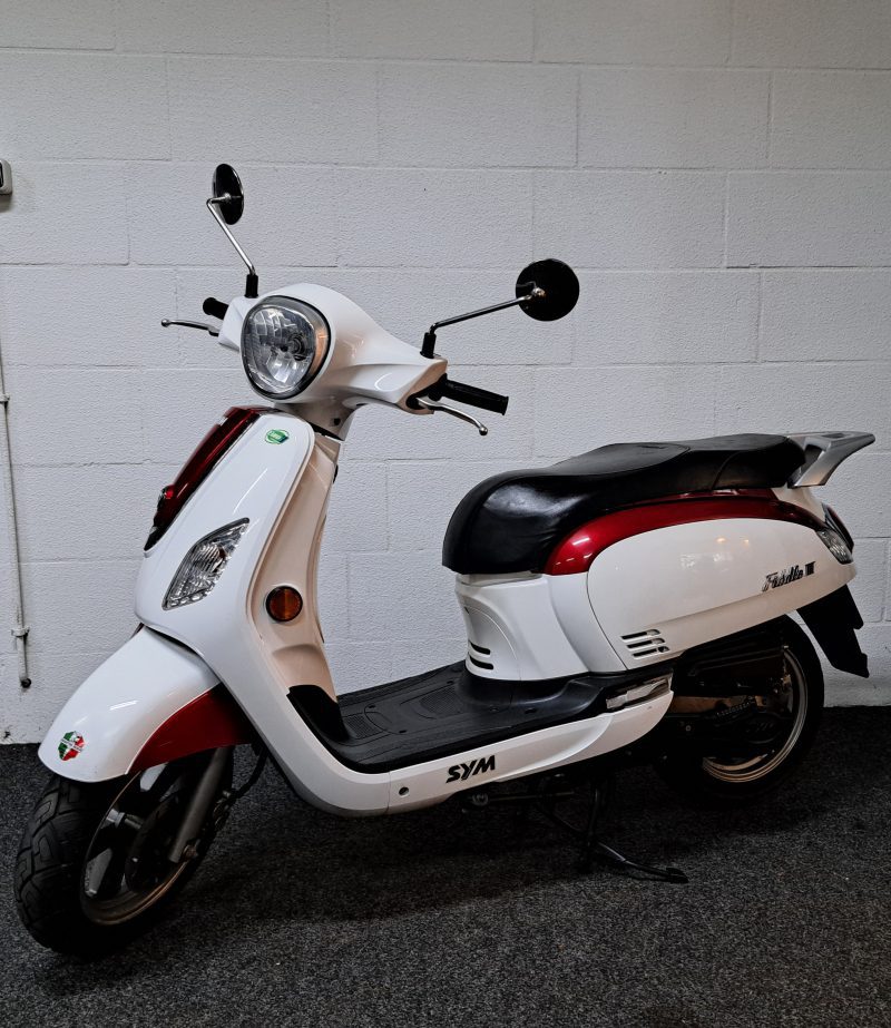 Sym Fiddle III rood/witte bromscooter