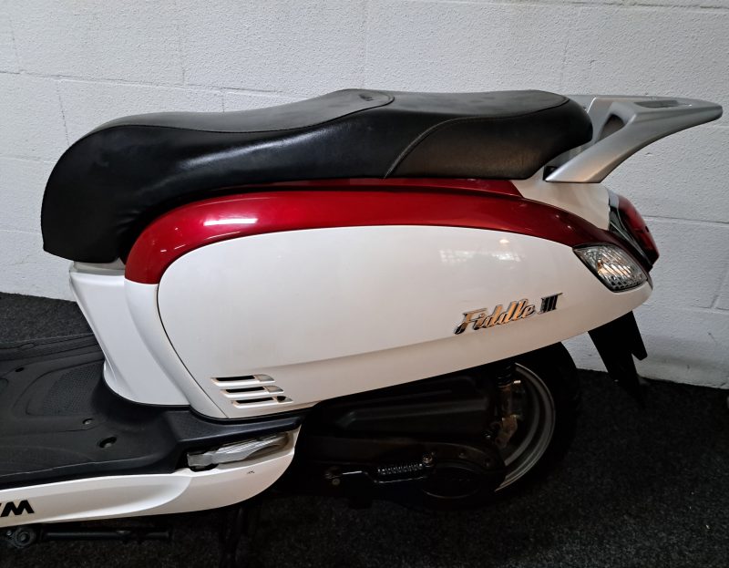 Sym Fiddle III rood/witte bromscooter - Afbeelding 7