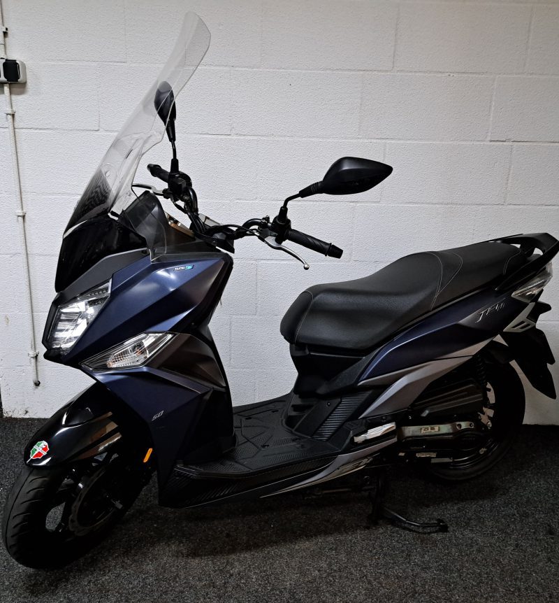 Blauwe Sym Jet 14 bromscooter