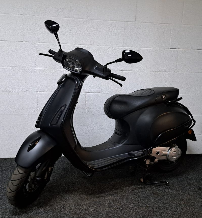 Mat zwarte Vespa Sprint bromscooter