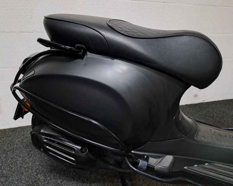 Mat zwarte Vespa Sprint bromscooter - Afbeelding 10