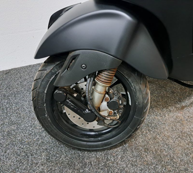 Mat zwarte Vespa Sprint bromscooter - Afbeelding 2