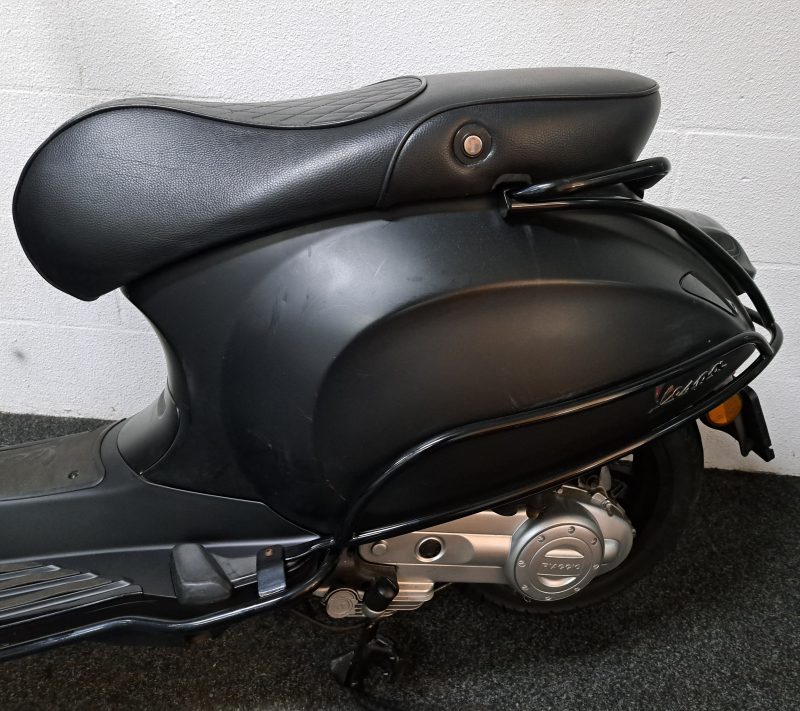 Mat zwarte Vespa Sprint bromscooter - Afbeelding 3