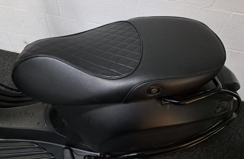 Mat zwarte Vespa Sprint bromscooter - Afbeelding 4