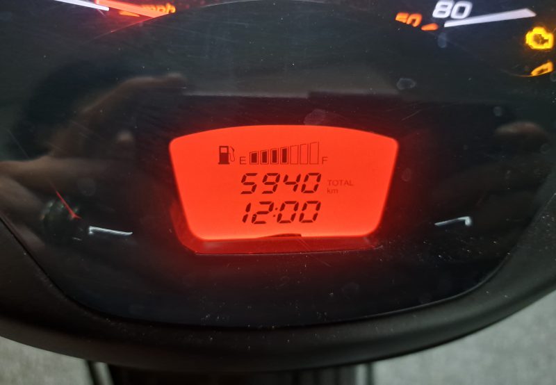 Mat zwarte Vespa Sprint bromscooter - Afbeelding 5
