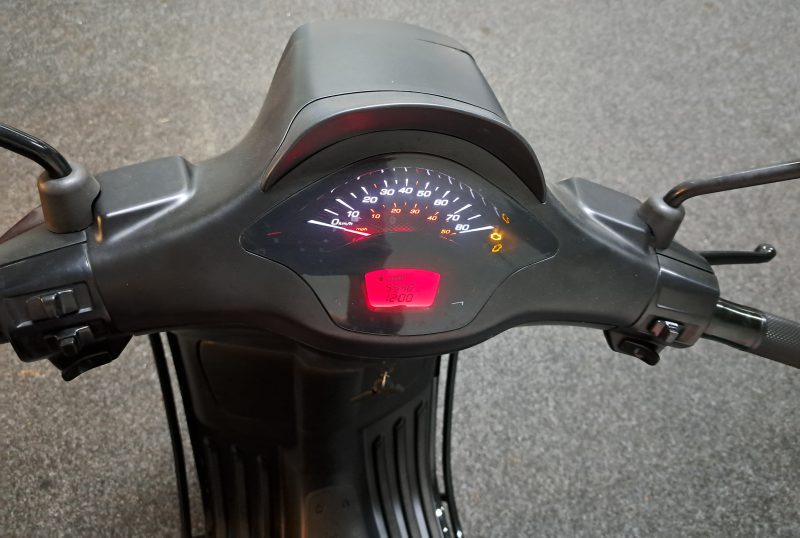 Mat zwarte Vespa Sprint bromscooter - Afbeelding 6