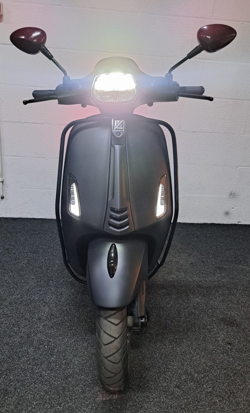 Mat zwarte Vespa Sprint bromscooter - Afbeelding 7