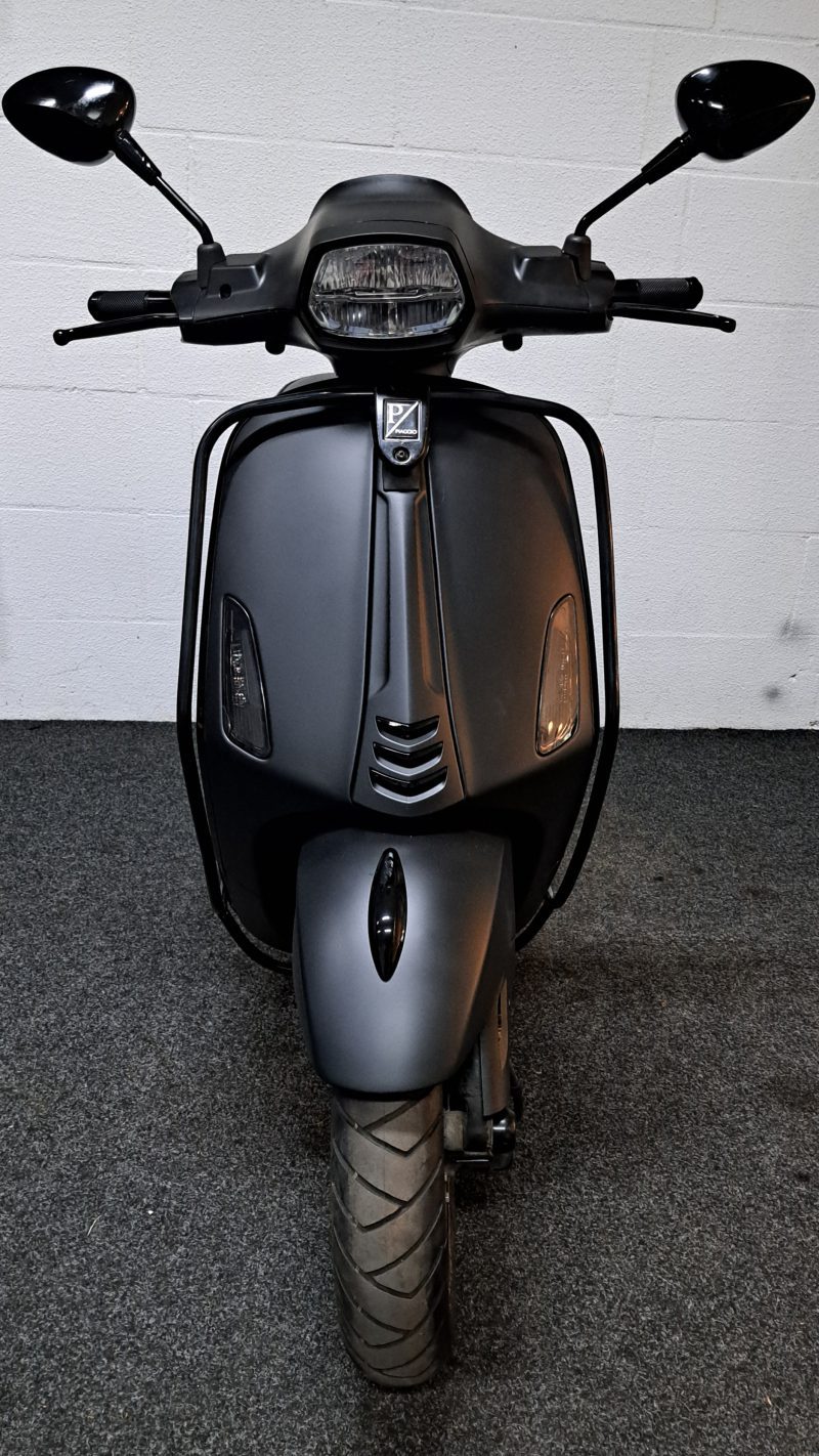 Mat zwarte Vespa Sprint bromscooter - Afbeelding 8