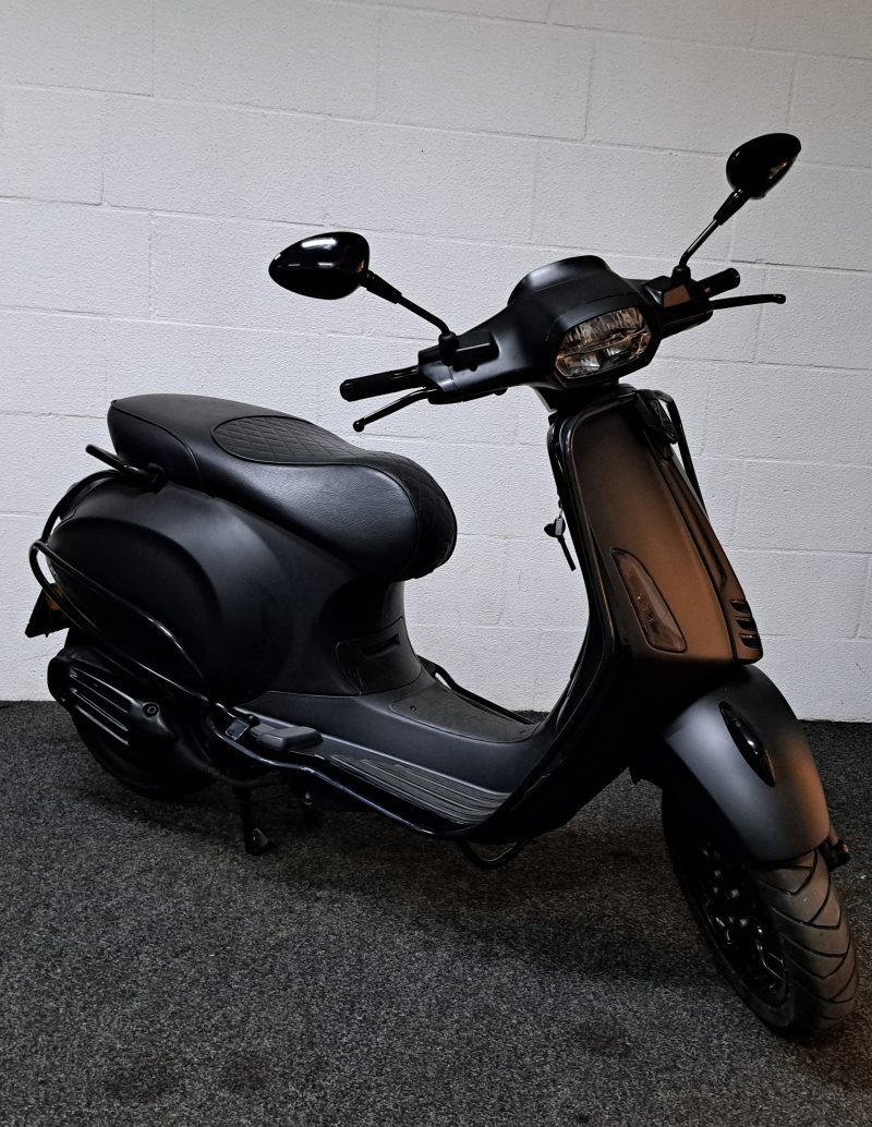 Mat zwarte Vespa Sprint bromscooter - Afbeelding 9