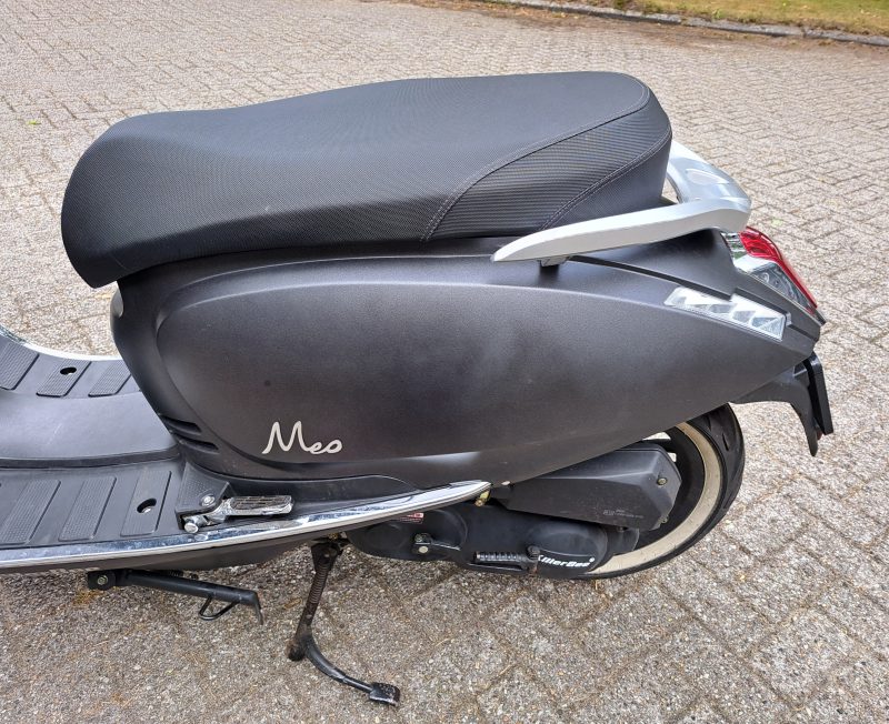 Killerbee Meo mat zwarte bromscooter - Afbeelding 2