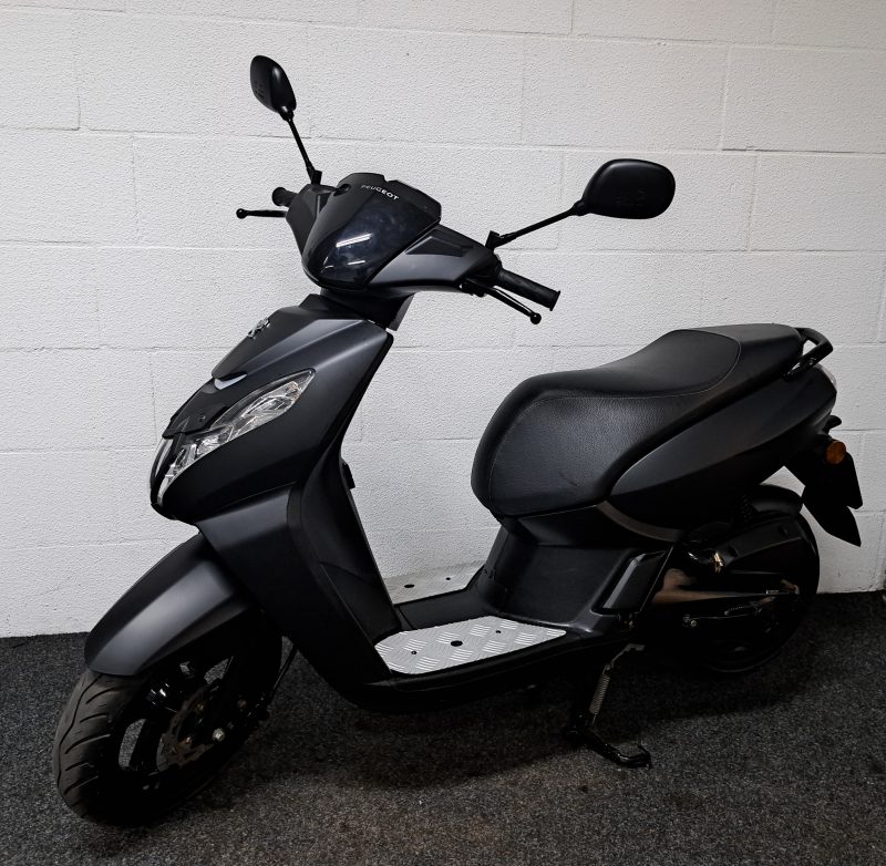 Mat zwarte Peugeot Kisbee bromscooter