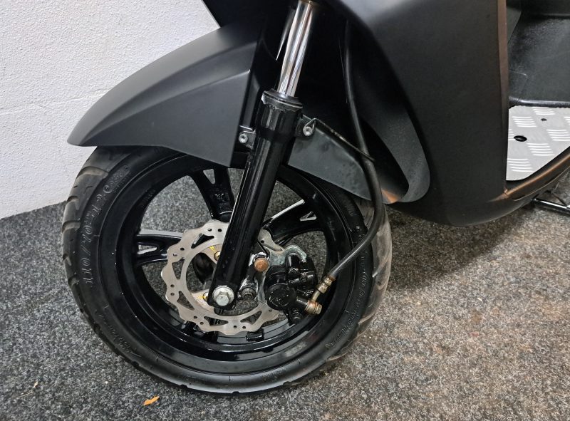 Mat zwarte Peugeot Kisbee bromscooter - Afbeelding 2