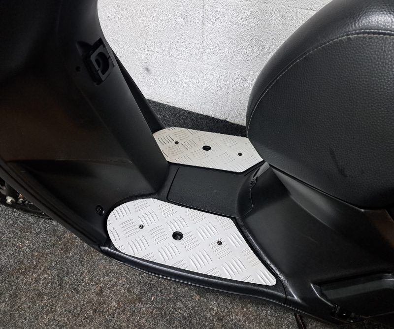 Mat zwarte Peugeot Kisbee bromscooter - Afbeelding 4