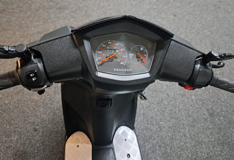 Mat zwarte Peugeot Kisbee bromscooter - Afbeelding 5
