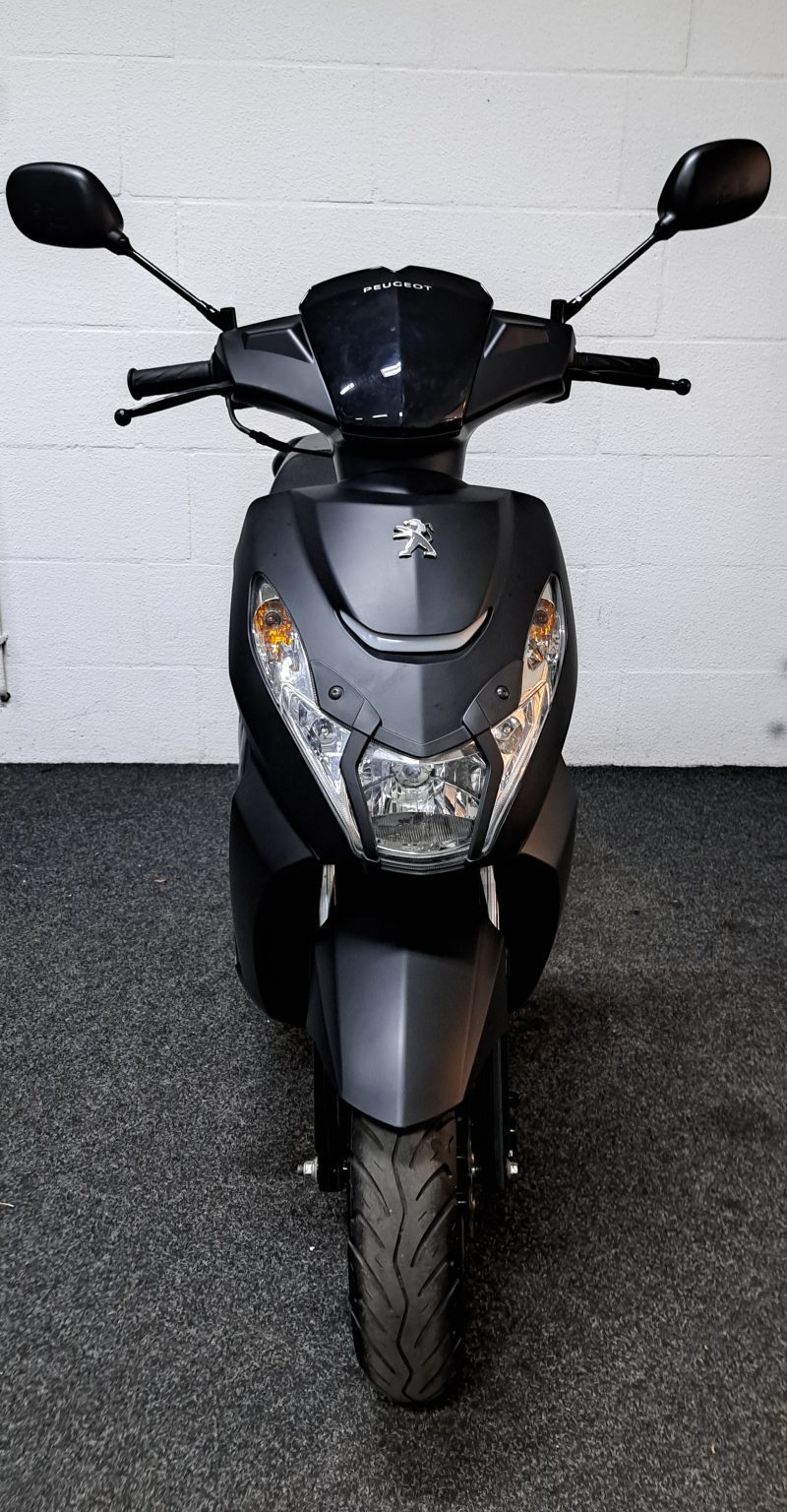 Mat zwarte Peugeot Kisbee bromscooter - Afbeelding 7