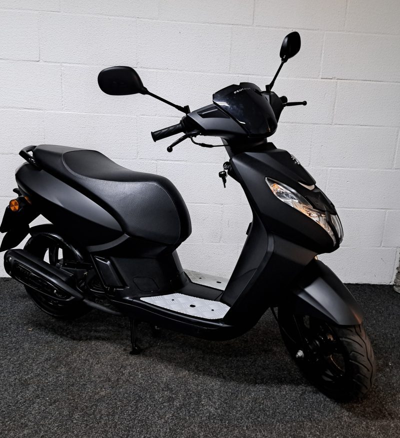 Mat zwarte Peugeot Kisbee bromscooter - Afbeelding 8