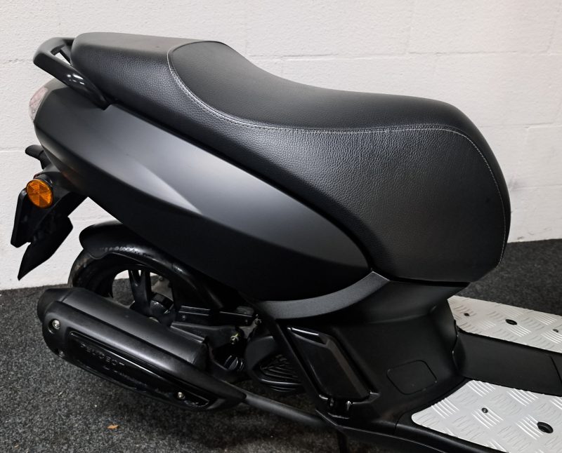 Mat zwarte Peugeot Kisbee bromscooter - Afbeelding 9