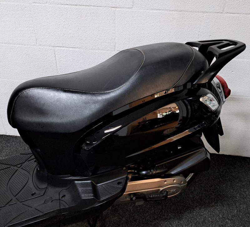 Mat zwarte Sym Fiddle II bromscooter - Afbeelding 2