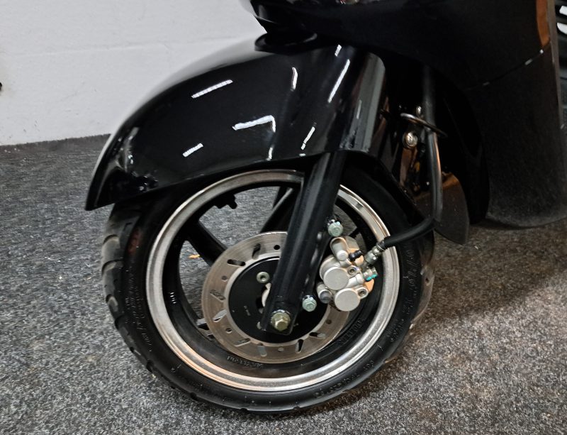 Mat zwarte Sym Fiddle II bromscooter - Afbeelding 3