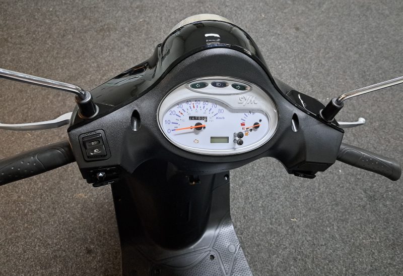 Mat zwarte Sym Fiddle II bromscooter - Afbeelding 4