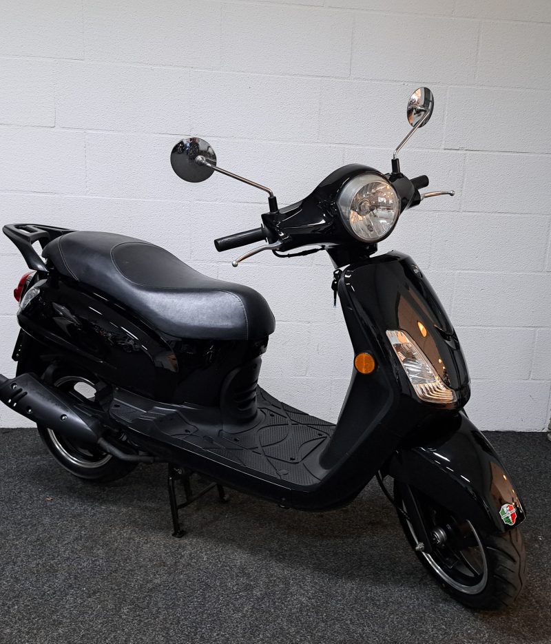 Mat zwarte Sym Fiddle II bromscooter