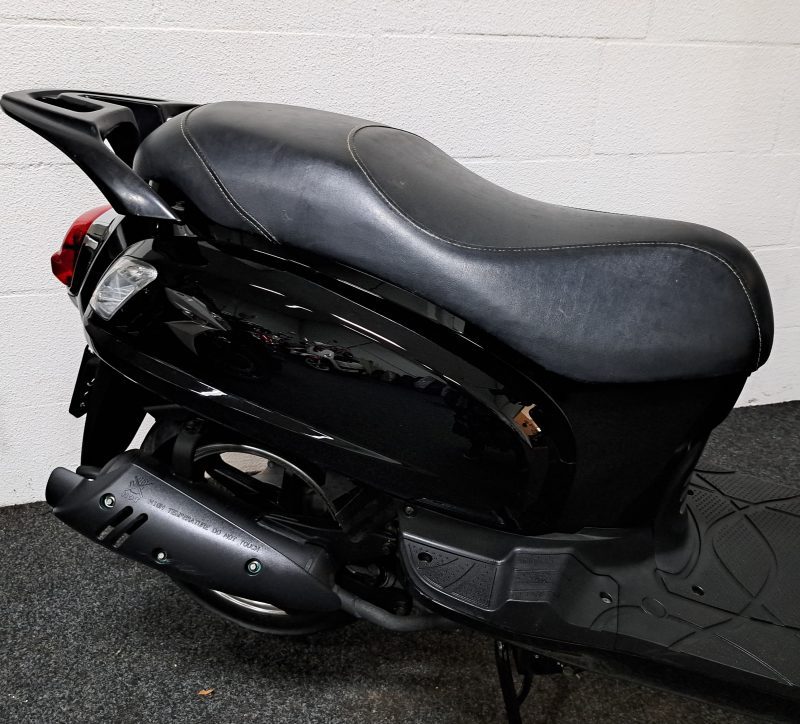 Mat zwarte Sym Fiddle II bromscooter - Afbeelding 8
